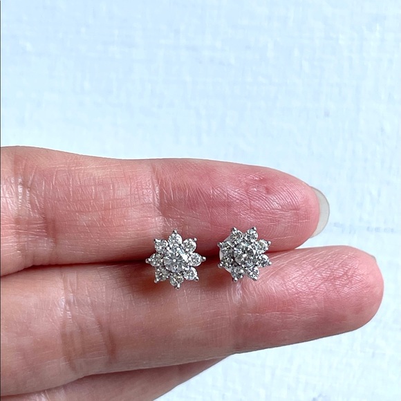 Diamond Studs Earring - Picture 6 of 10